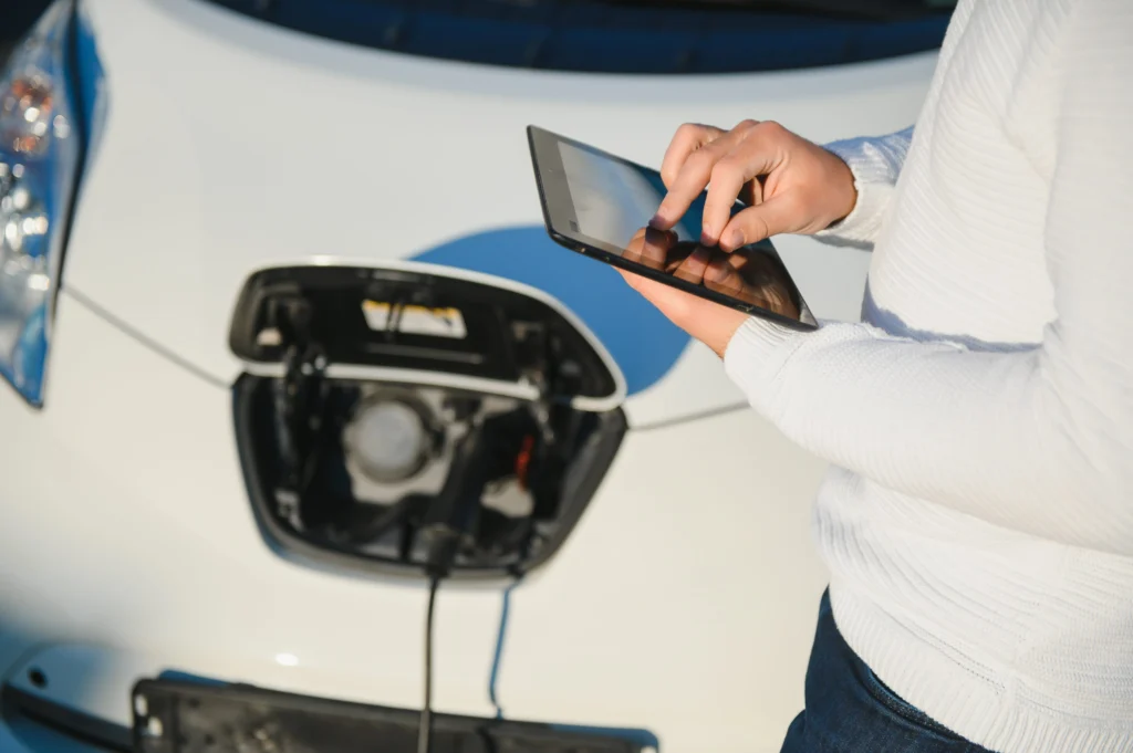 Descubre las 4 señales de alerta para el 
mantenimiento de carros eléctricos en Colombia. 
Aprende a cuidar tu vehículo con el respaldo de smart 
e Inchcape.