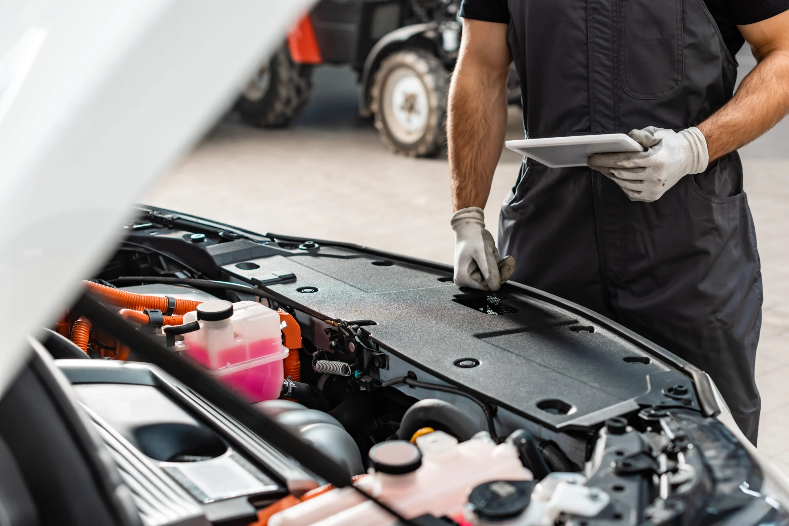 Descubre las 4 señales de alerta para el mantenimiento de carros eléctricos en Colombia. Aprende a cuidar tu vehículo con el respaldo de smart e Inchcape.