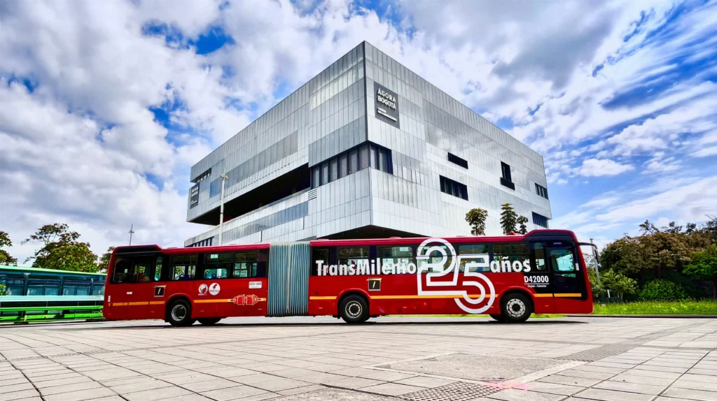 Los buses eléctricos de BYD mejoran el transporte masivo con carga ultrarrápida, optimizando tiempos en ciudades. Conoce todos los detalles aquí.