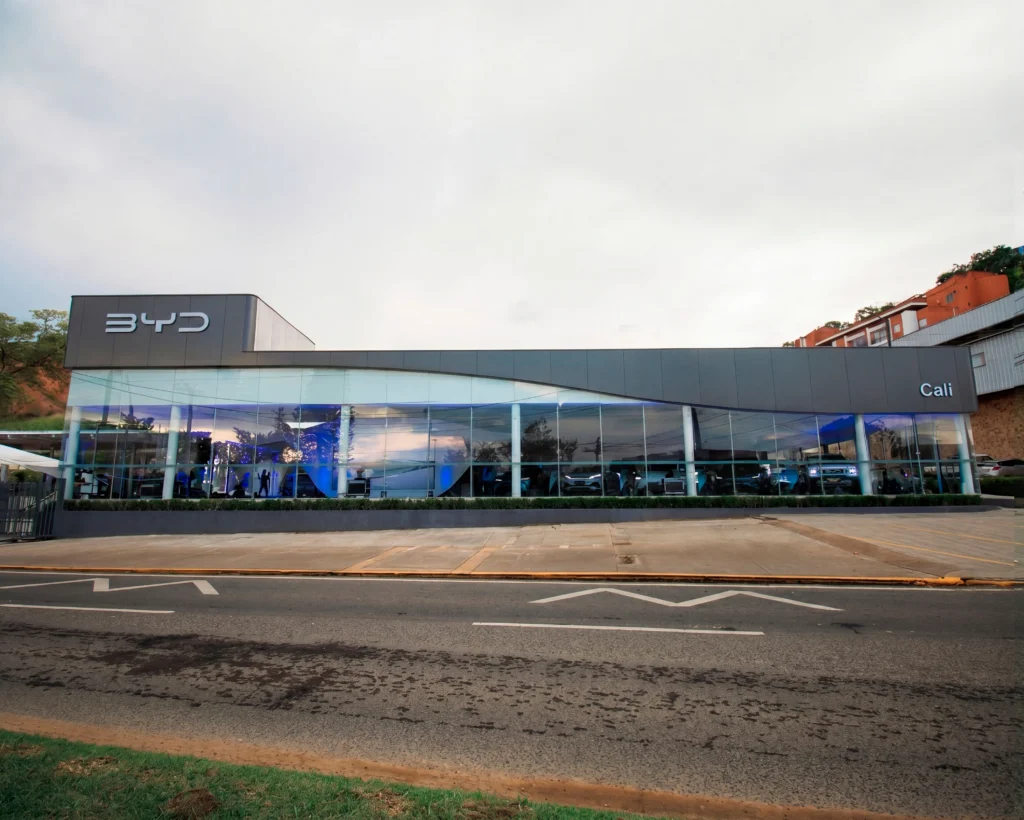 Descubre la nueva vitrina de BYD Cali en el norte de la ciudad, un espacio de vanguardia con el portafolio líder en movilidad eléctrica y tecnología.