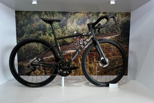 La nueva BMC Teammachine SLR 01 llega a Colombia con solo 700 gramos y diseño aerodinámico de vanguardia. Descubre su potencia y rendimiento aquí.