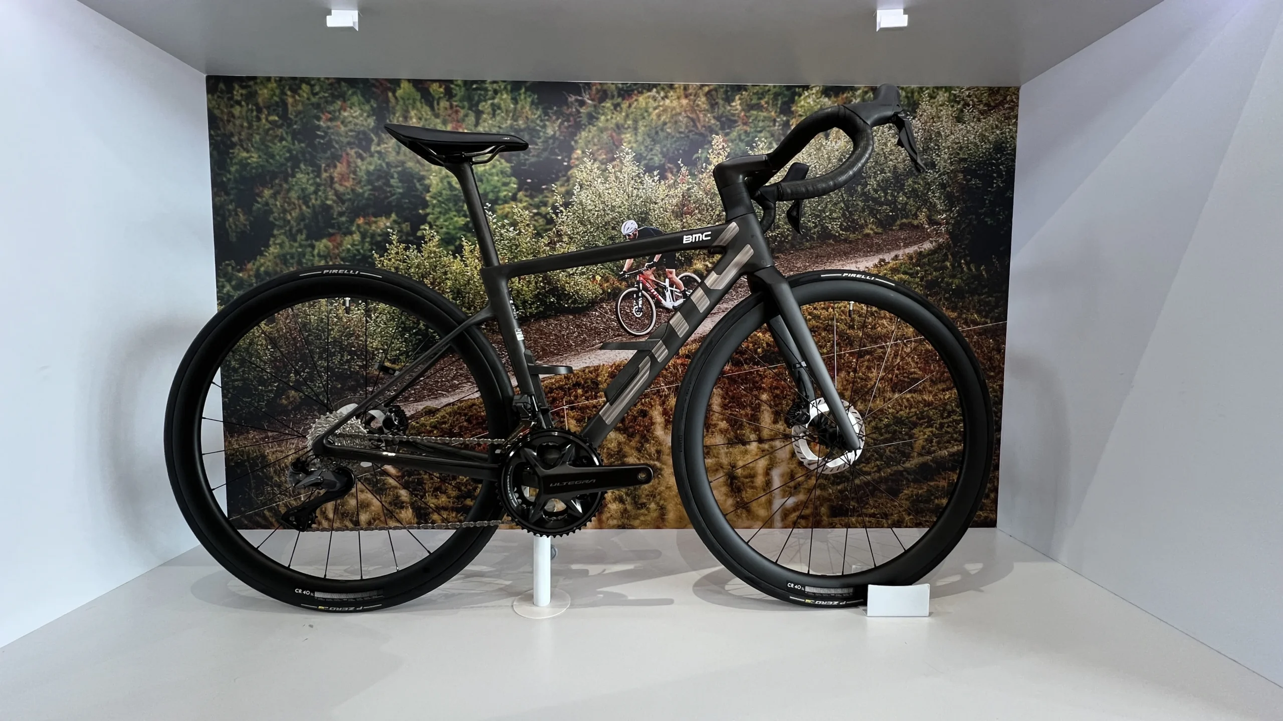 La nueva BMC Teammachine SLR 01 llega a Colombia con solo 700 gramos y diseño aerodinámico de vanguardia. Descubre su potencia y rendimiento aquí.