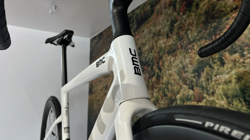 La nueva BMC Teammachine SLR 01 llega a Colombia con solo 700 gramos y diseño aerodinámico de vanguardia. Descubre su potencia y rendimiento aquí.