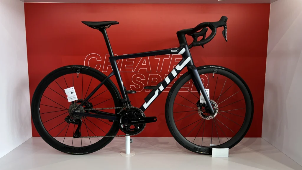 La nueva BMC Teammachine SLR 01 llega a Colombia con solo 700 gramos y diseño aerodinámico de vanguardia. Descubre su potencia y rendimiento aquí.