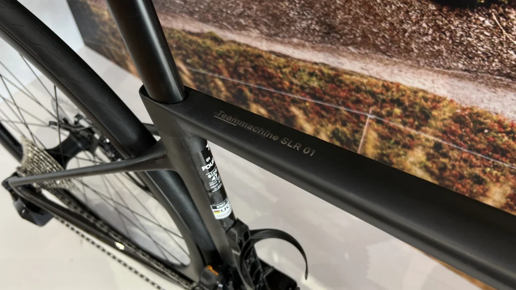 La nueva BMC Teammachine SLR 01 llega a Colombia con solo 700 gramos y diseño aerodinámico de vanguardia. Descubre su potencia y rendimiento aquí.