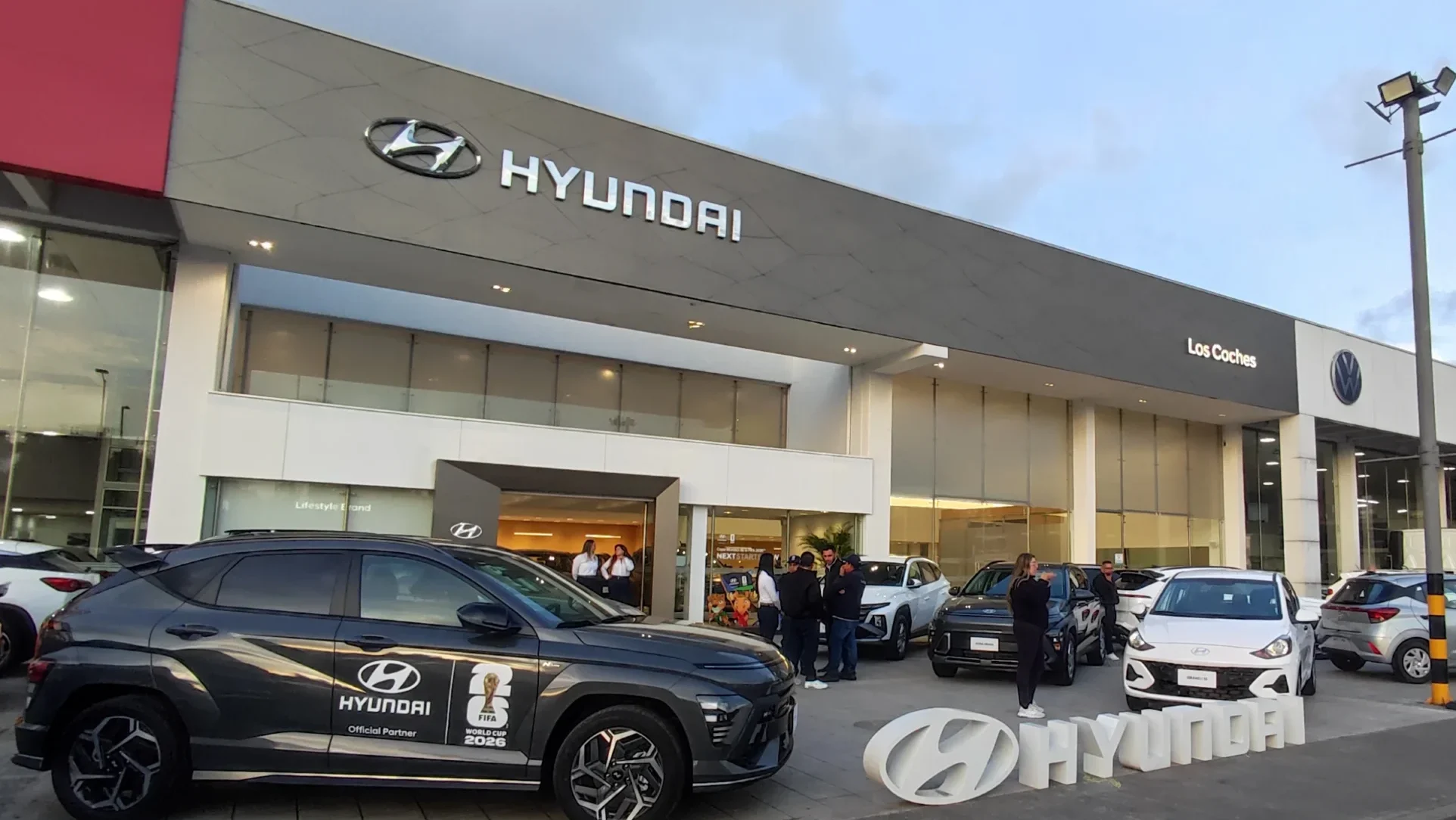 Conoce la renovada vitrina de Hyundai Los Coches en Bogotá. Descubre lo último en movilidad híbrida y tecnología premium. ¡Entra y vive la experiencia!