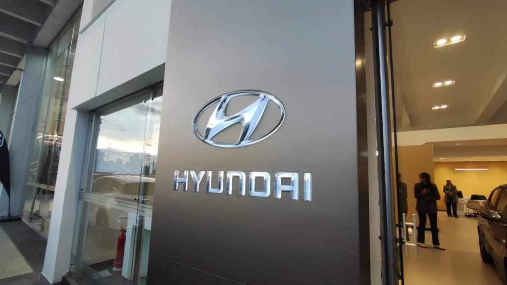 Vitrina de Hyundai Los Coches: moderna apuesta en Bogotá 2 Conoce la renovada vitrina de Hyundai Los Coches en Bogotá. Descubre lo último en movilidad híbrida y tecnología premium. ¡Entra y vive la experiencia!