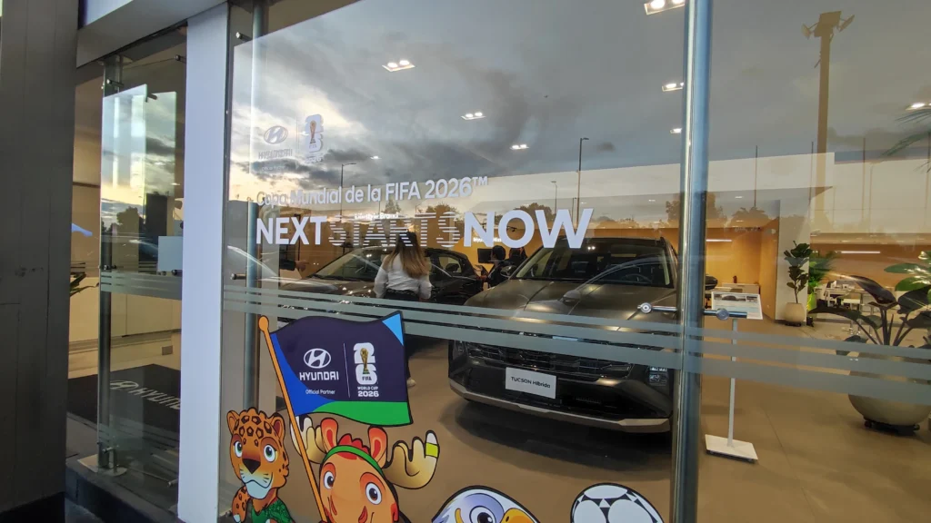Vitrina de Hyundai Los Coches: moderna apuesta en Bogotá 4 Conoce la renovada vitrina de Hyundai Los Coches en Bogotá. Descubre lo último en movilidad híbrida y tecnología premium. ¡Entra y vive la experiencia!