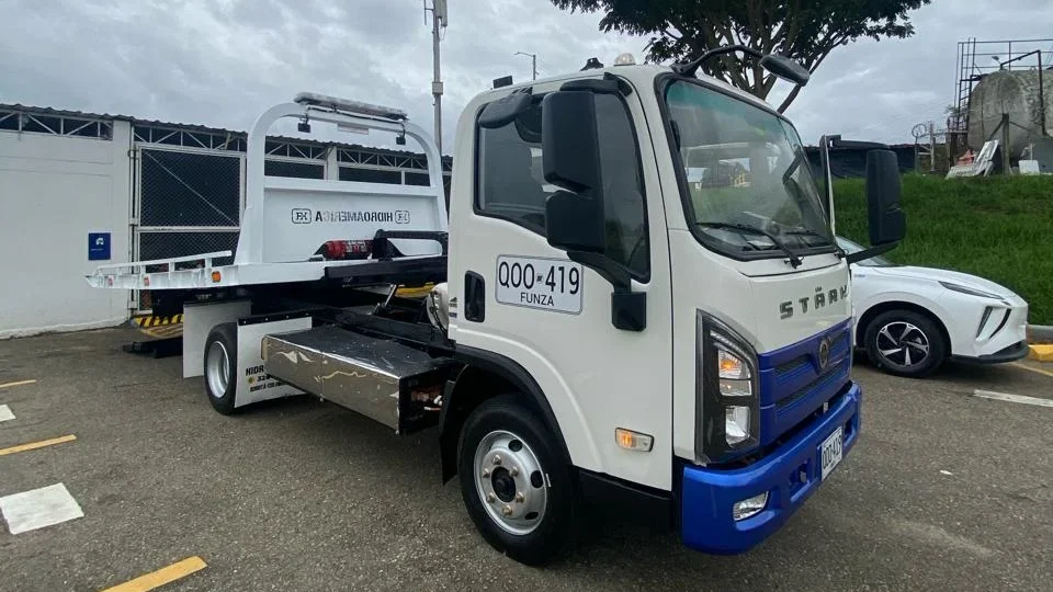 Descubre la potencia del camión grúa STÄRK, el aliado ideal para asistencia vial 4x2 con tecnología hidráulica de punta. ¡Conoce todos sus detalles!