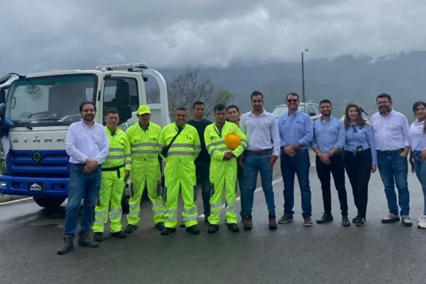 Descubre la potencia del camión grúa STÄRK, el aliado ideal para asistencia vial 4x2 con tecnología hidráulica de punta. ¡Conoce todos sus detalles!