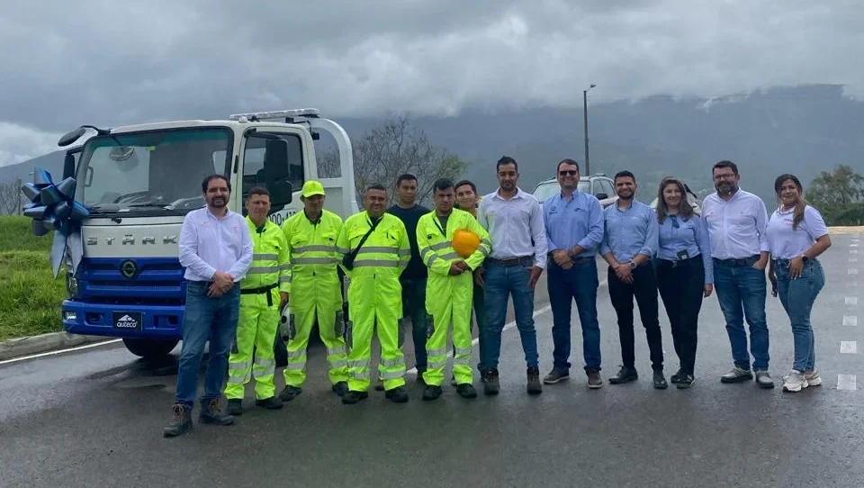 Descubre la potencia del camión grúa STÄRK, el aliado ideal para asistencia vial 4x2 con tecnología hidráulica de punta. ¡Conoce todos sus detalles!
