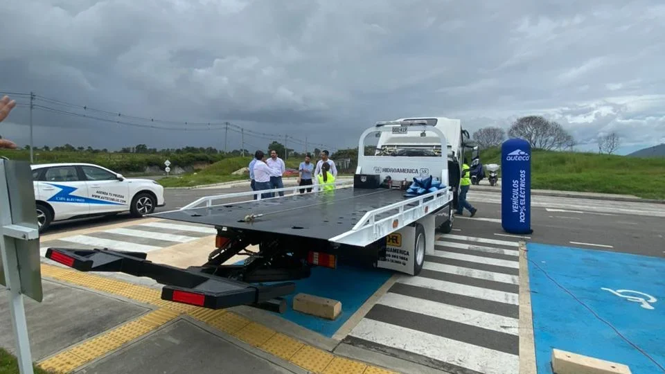 Descubre la potencia del camión grúa STÄRK, el aliado ideal para asistencia vial 4x2 con tecnología hidráulica de punta. ¡Conoce todos sus detalles!