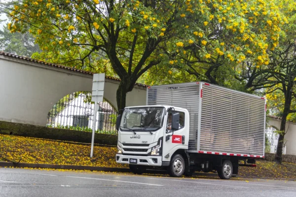 El crecimiento de JMC en Colombia impulsa la renovación de flotas con camiones y vehículos eléctricos. Conoce todos los detalles del mercado aquí.