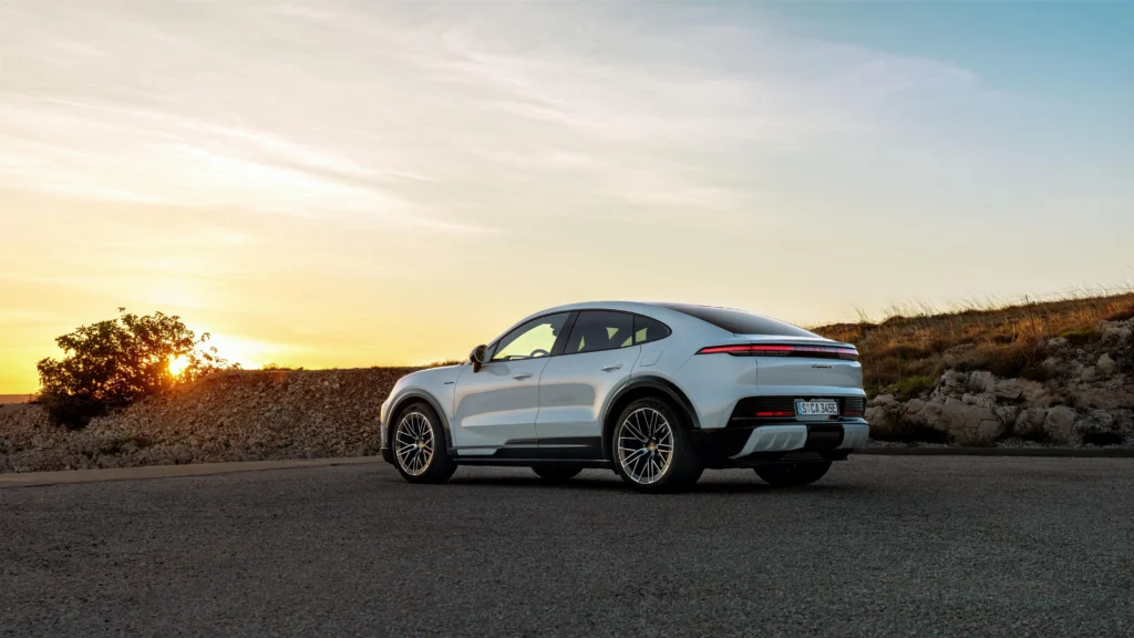 La gama electrificada de Porsche ofrece hasta 1.156 HP con el nuevo Cayenne Coupé Eléctrico. Rendimiento y lujo sin límites. Descubre más detalles.