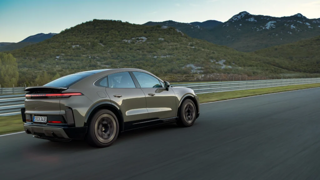 La gama electrificada de Porsche ofrece hasta 1.156 HP con el nuevo Cayenne Coupé Eléctrico. Rendimiento y lujo sin límites. Descubre más detalles.