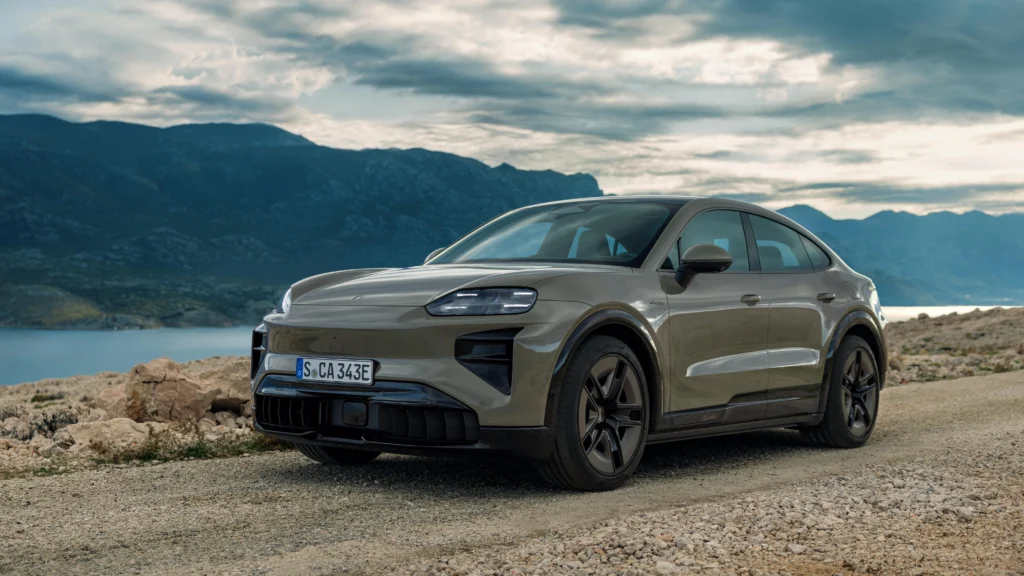 La gama electrificada de Porsche ofrece hasta 1.156 HP con el nuevo Cayenne Coupé Eléctrico. Rendimiento y lujo sin límites. Descubre más detalles.