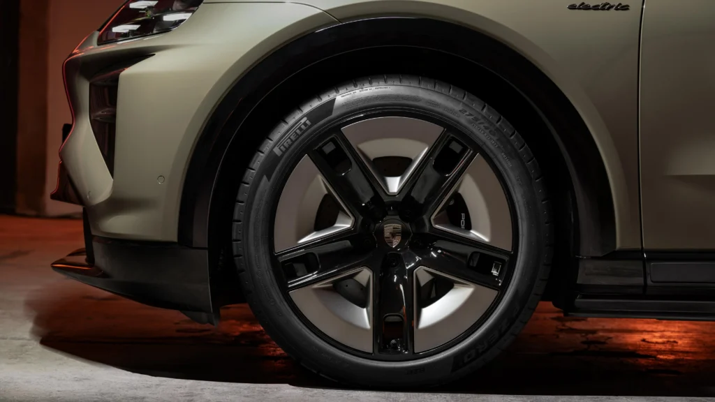 La gama electrificada de Porsche ofrece hasta 1.156 HP con el nuevo Cayenne Coupé Eléctrico. Rendimiento y lujo sin límites. Descubre más detalles.