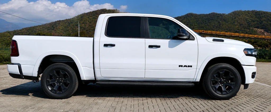 La nueva RAM 1500 Night Edition llega a Colombia con diseño exclusivo y motor eTorque. Descubre potencia y estilo en cada detalle aquí.