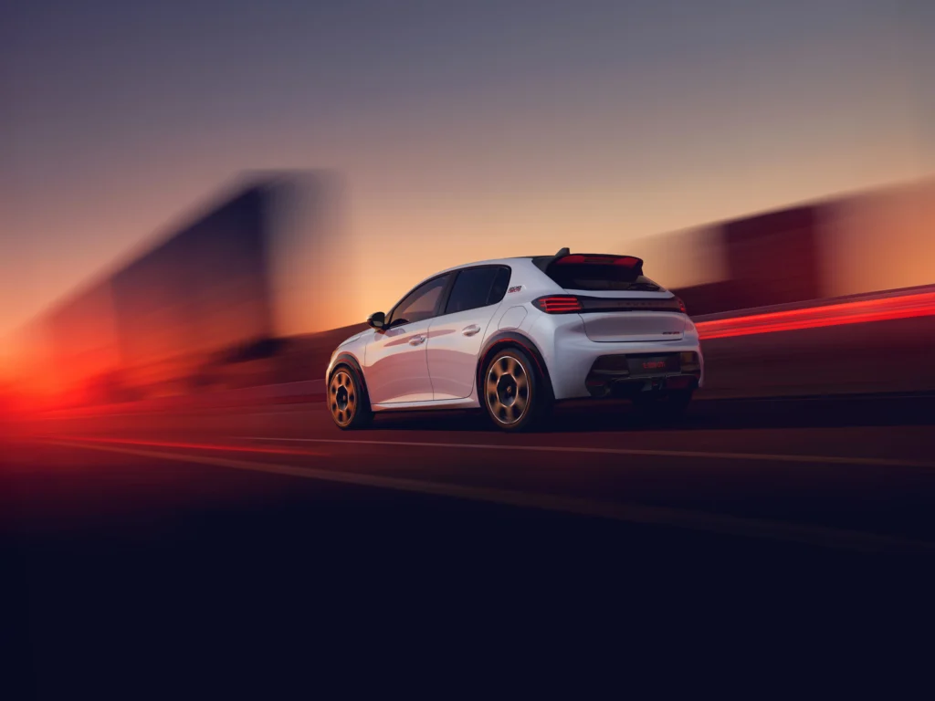 Peugeot E-208 GTI 2026: el hatchback eléctrico que revive la leyenda 2 Peugeot E-208 GTI 2026 Peugeot