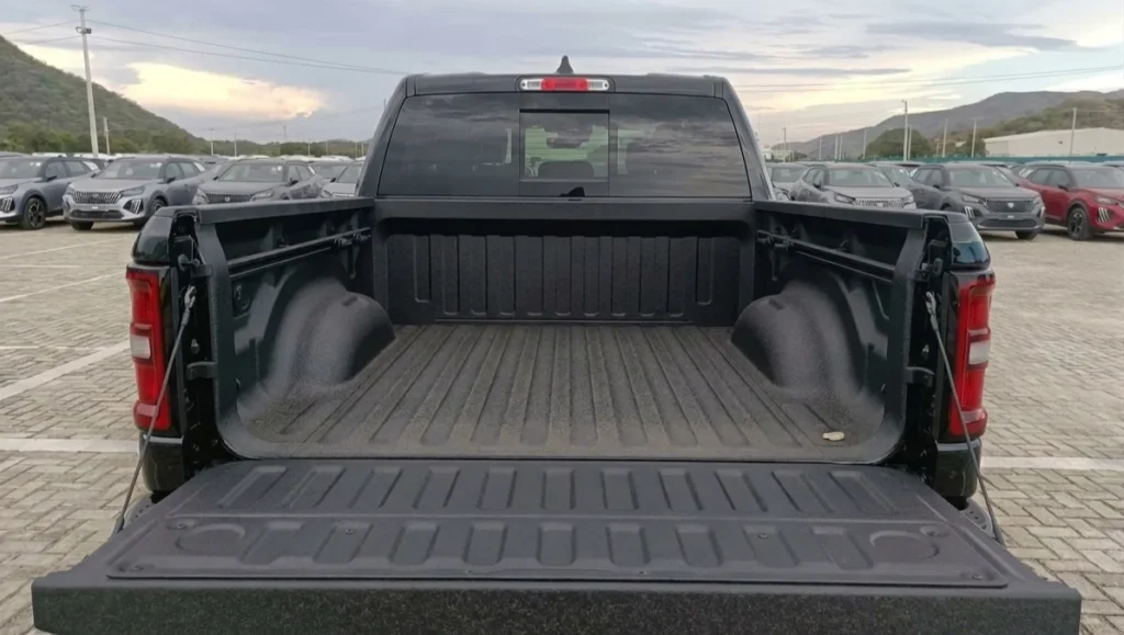 La nueva RAM 1500 Night Edition llega a Colombia con diseño exclusivo y motor eTorque. Descubre potencia y estilo en cada detalle aquí.