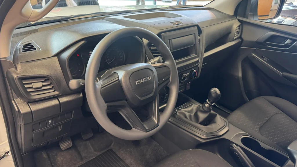Isuzu Pickup 2027: estas son las diferencias clave en las versiones que llegan a Colombia 4 Isuzu Pickup 2027 (RG21) en Colombia