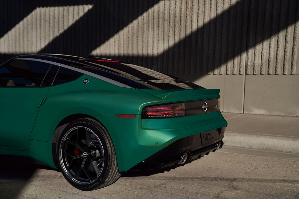 Nissan Z 2027: el impactante deportivo que honra su legado 4 Descubre el nuevo Nissan Z 2027: un deportivo que une el legado del S30 con ingeniería moderna. Conoce sus rines RAYS y diseño icónico. ¡Lee más!