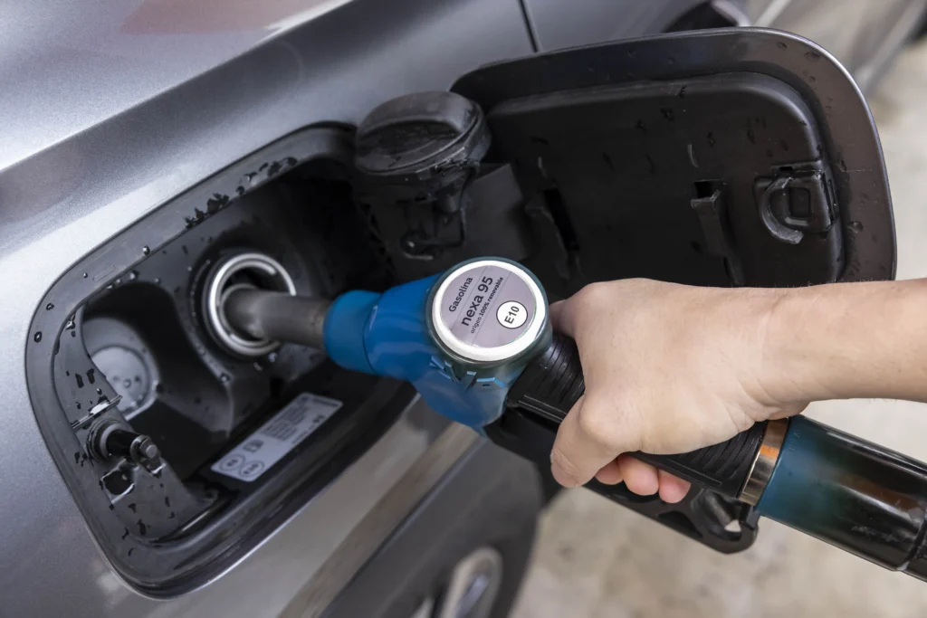 Descubre el programa piloto de BMW, Toyota, Bosch y Repsol en España para validar combustibles 100% renovables y descarbonizar el transporte. ¡Lee más!