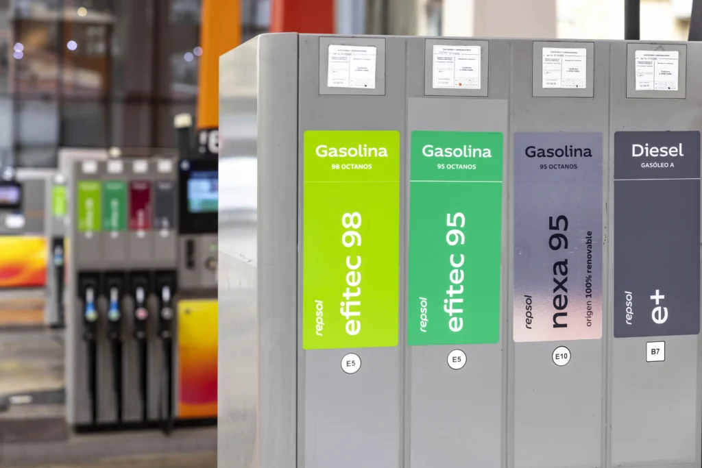 Descubre el programa piloto de BMW, Toyota, Bosch y Repsol en España para validar combustibles 100% renovables y descarbonizar el transporte. ¡Lee más!