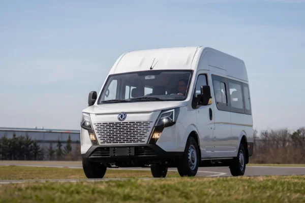 Descubre la nueva Dongfeng Big Van Pasajeros: rediseño, confort y eficiencia para el transporte especial en Colombia. ¡Conoce sus ventajas!