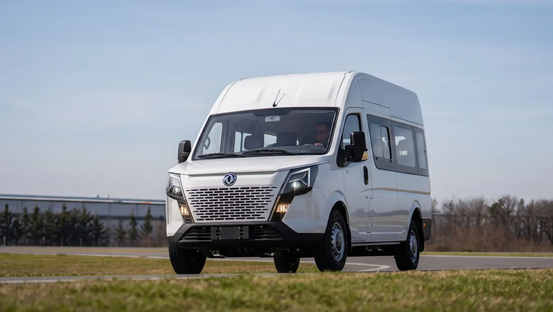 Descubre la nueva Dongfeng Big Van Pasajeros: rediseño, confort y eficiencia para el transporte especial en Colombia. ¡Conoce sus ventajas!