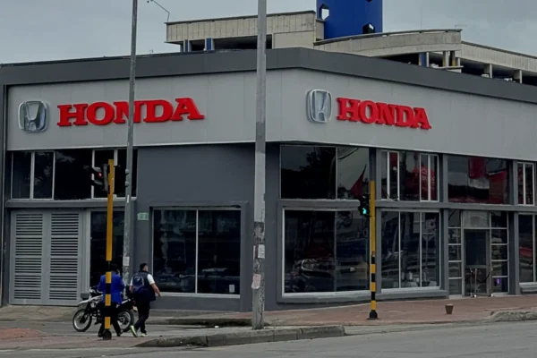 Honda vitrina CCV en Bogotá