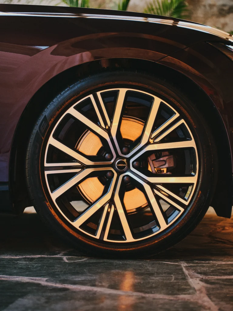 Descubra el Volvo ES90, el sedán eléctrico de lujo con 524 km de autonomía verificados por Inmetro. Conozca su diseño, tecnología y seguridad. ¡Léanos!