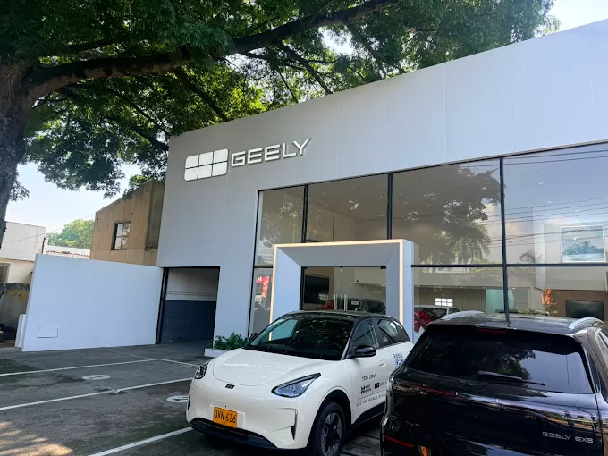Apertura de vitrina Geely: la estrategia de expansión en Cali 2 Descubra la nueva apertura de vitrina Geely en Cali, con vehículos eléctricos e híbridos y Massy Motors. Impulse la movilidad sostenible. ¡Lea más!