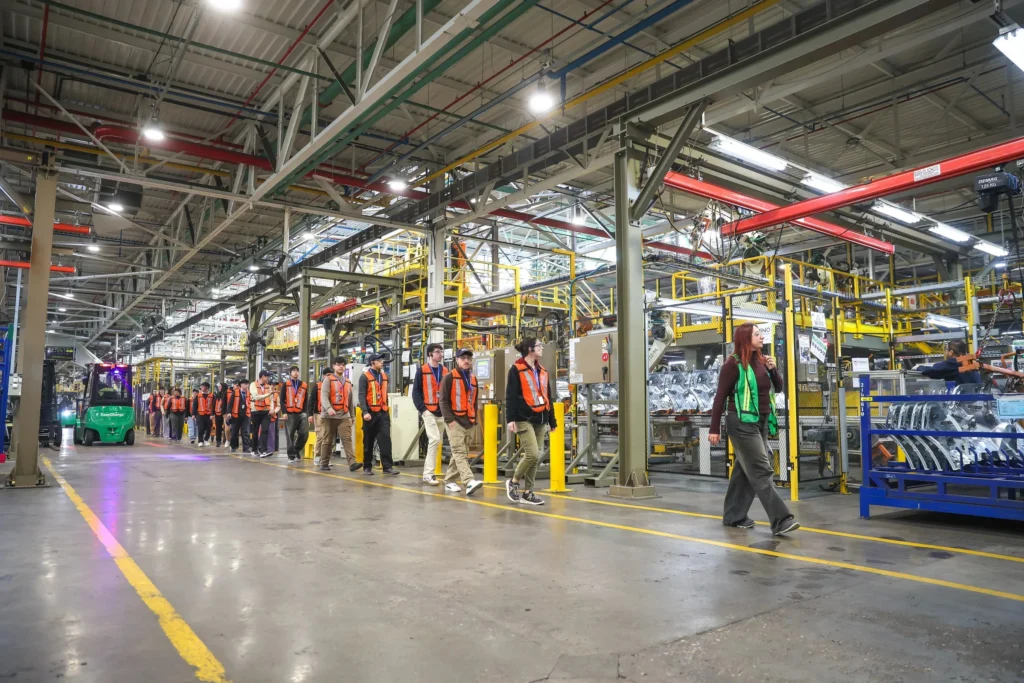 Becas en tecnología de Ford: transformando el futuro laboral de jóvenes colombianos 2 Becas en tecnología de Ford Ford