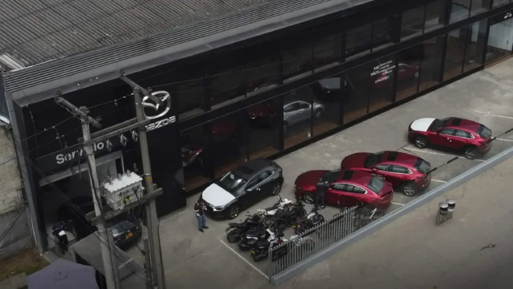 Historia de Grupo Alciautos: uno de los consorcios que lidera el mercado colombiano 5 Grupo Alciautos historia vitrina Mazda