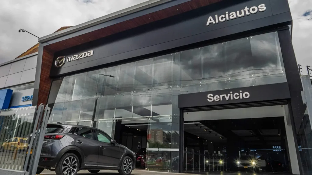 Historia de Grupo Alciautos: uno de los consorcios que lidera el mercado colombiano 3 Grupo Alciautos historia vitrina Mazda