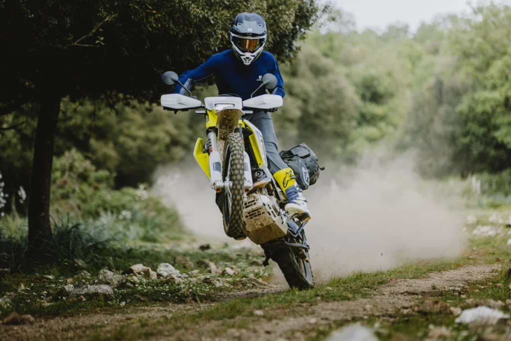 Husqvarna Enduro Days 2026: aventura técnica para pilotos en Colombia 4 Descubran los Husqvarna Enduro Days 2026 en Colombia. Aventura, técnica y comunidad en Anapoima y Apulo. ¡Mejoren sus habilidades y exploren! 🏍️