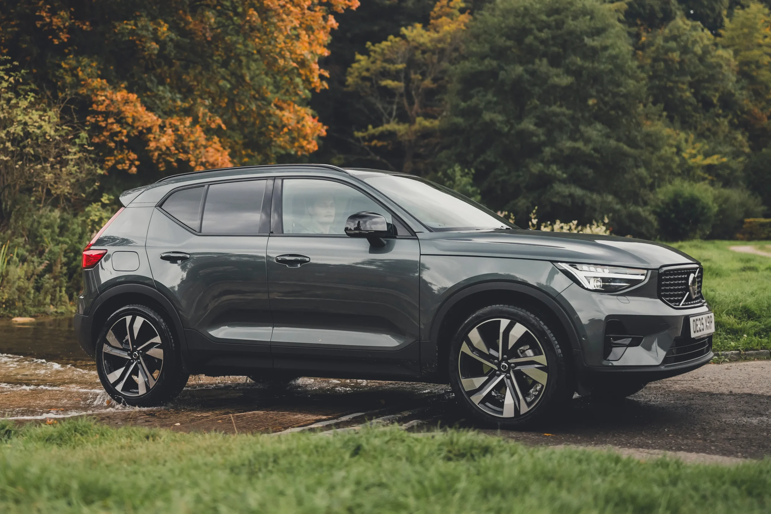 Explore el Volvo XC40 B4 2027: tecnología Google integrada, seguridad Intellisafe y motorización Mild-Hybrid para una experiencia de conducción superior. ¡Conózcalo!