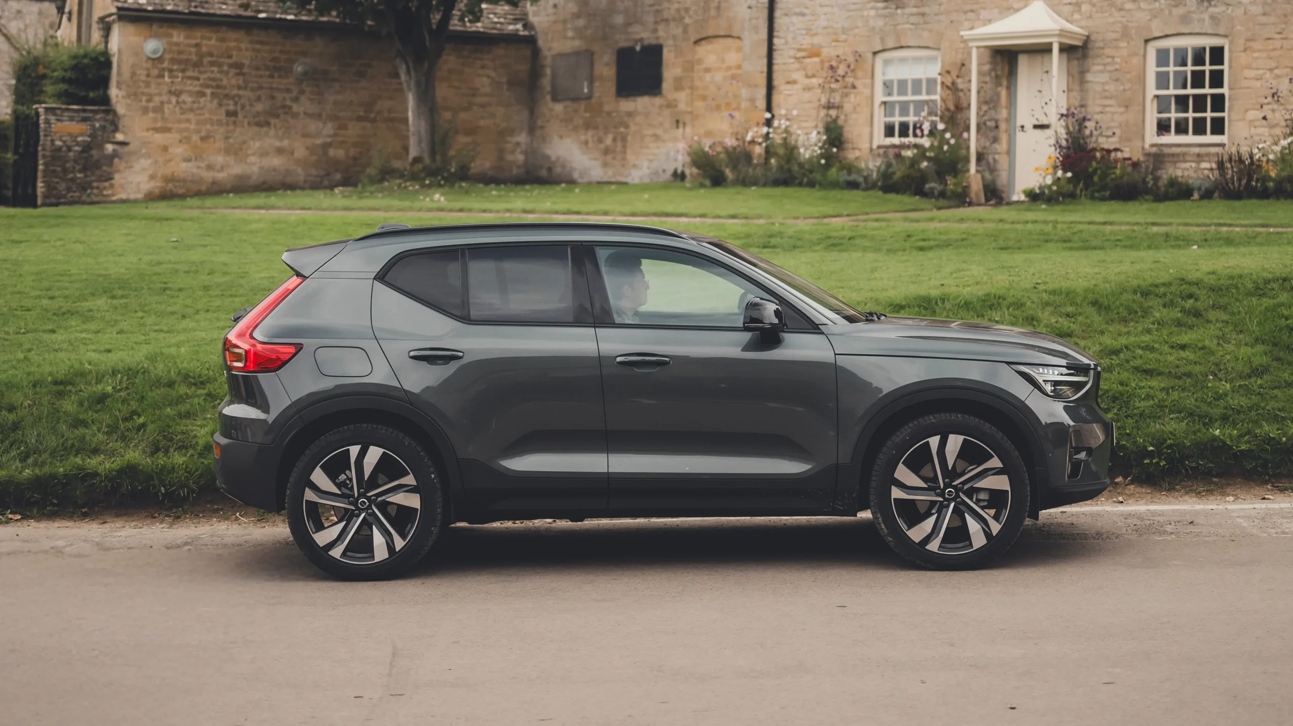 Explore el Volvo XC40 B4 2027: tecnología Google integrada, seguridad Intellisafe y motorización Mild-Hybrid para una experiencia de conducción superior. ¡Conózcalo!