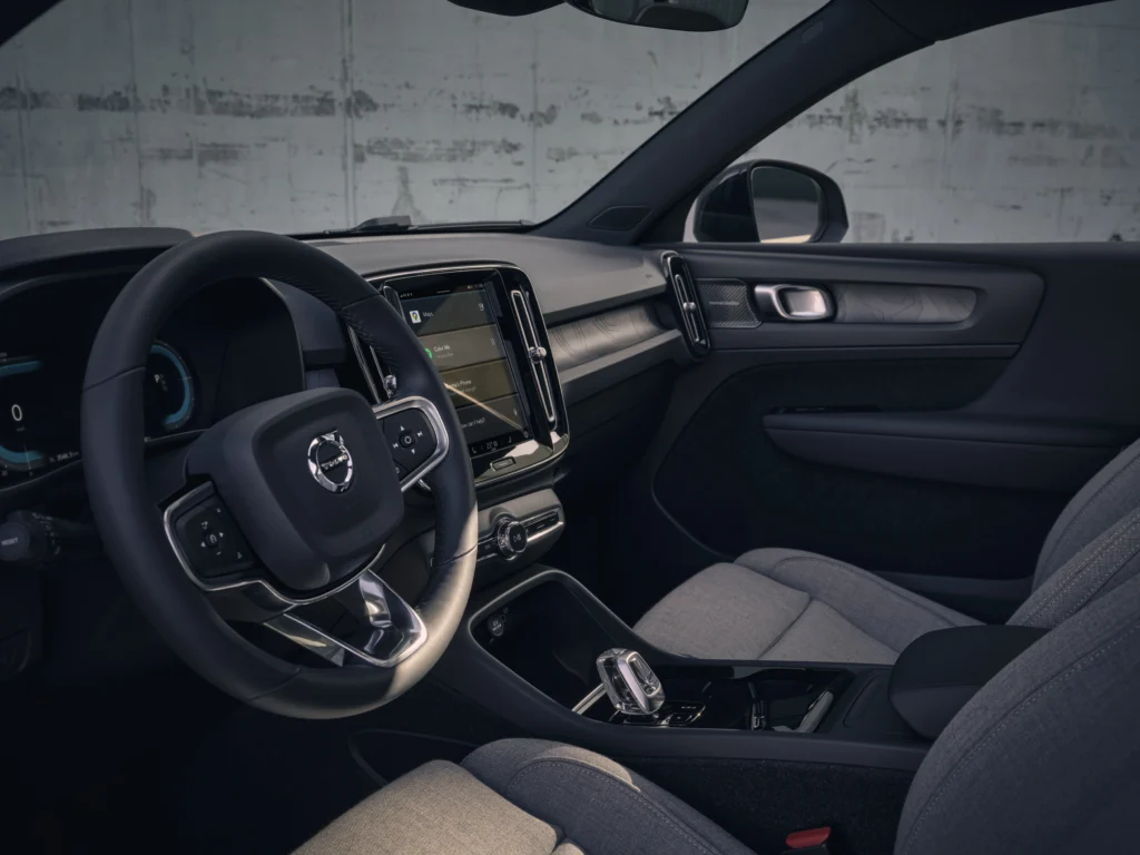 Explore el Volvo XC40 B4 2027: tecnología Google integrada, seguridad Intellisafe y motorización Mild-Hybrid para una experiencia de conducción superior. ¡Conózcalo!