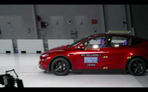 Descubran cómo la Tesla Model Y 2026-27 logró la máxima calificación Top Safety Pick+ del IIHS, destacando su seguridad. ¡Lean más aquí!
