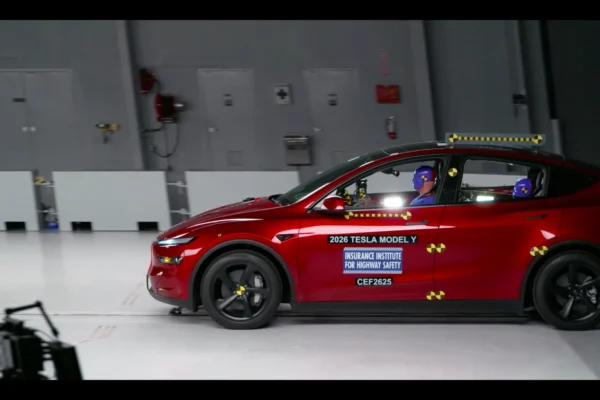 Descubran cómo la Tesla Model Y 2026-27 logró la máxima calificación Top Safety Pick+ del IIHS, destacando su seguridad. ¡Lean más aquí!