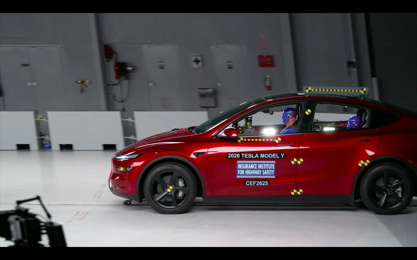 Descubran cómo la Tesla Model Y 2026-27 logró la máxima calificación Top Safety Pick+ del IIHS, destacando su seguridad. ¡Lean más aquí!