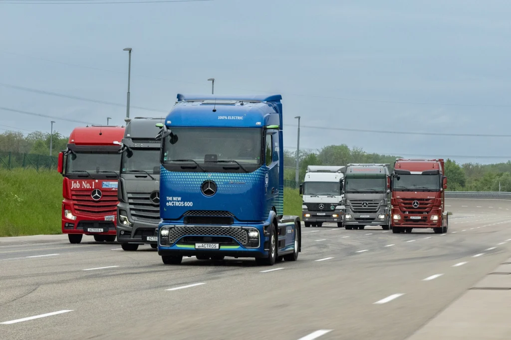 Celebramos 30 años del Actros de Mercedes-Benz Trucks, un ícono de innovación y seguridad. Descubra su evolución y el impacto en la industria. ¡Conózcalo aquí!