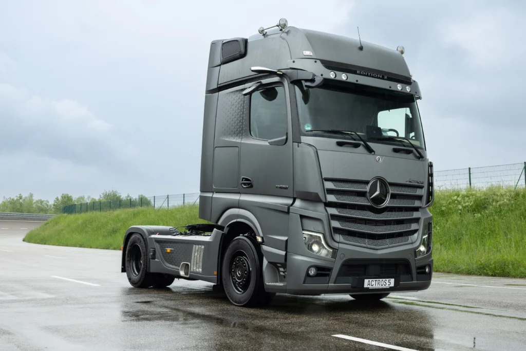 Celebramos 30 años del Actros de Mercedes-Benz Trucks, un ícono de innovación y seguridad. Descubra su evolución y el impacto en la industria. ¡Conózcalo aquí!