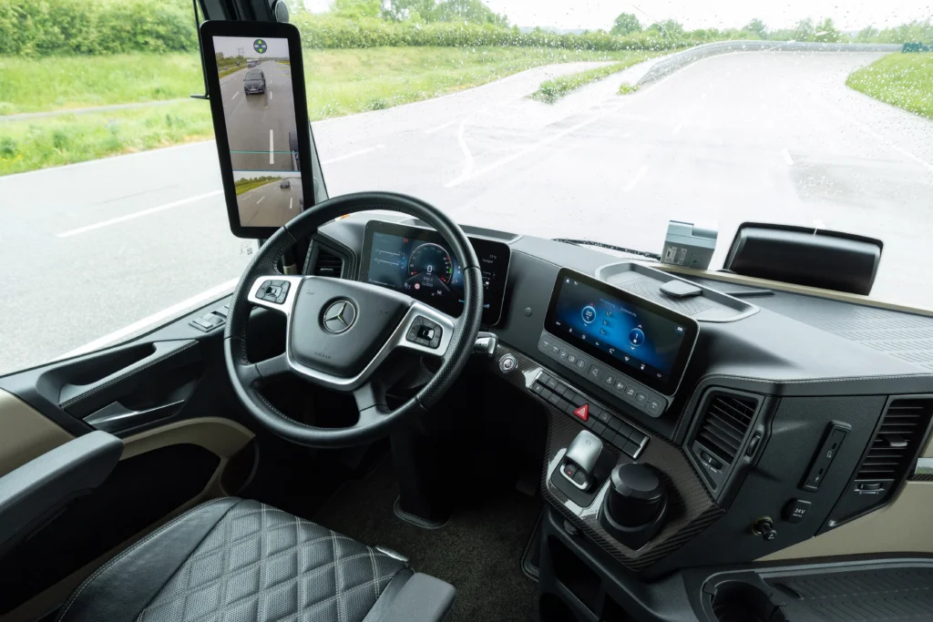 Celebramos 30 años del Actros de Mercedes-Benz Trucks, un ícono de innovación y seguridad. Descubra su evolución y el impacto en la industria. ¡Conózcalo aquí!