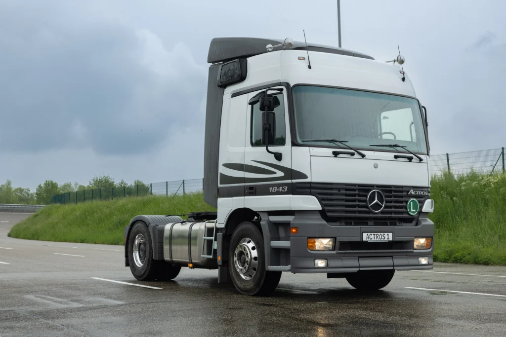 Celebramos 30 años del Actros de Mercedes-Benz Trucks, un ícono de innovación y seguridad. Descubra su evolución y el impacto en la industria. ¡Conózcalo aquí!
