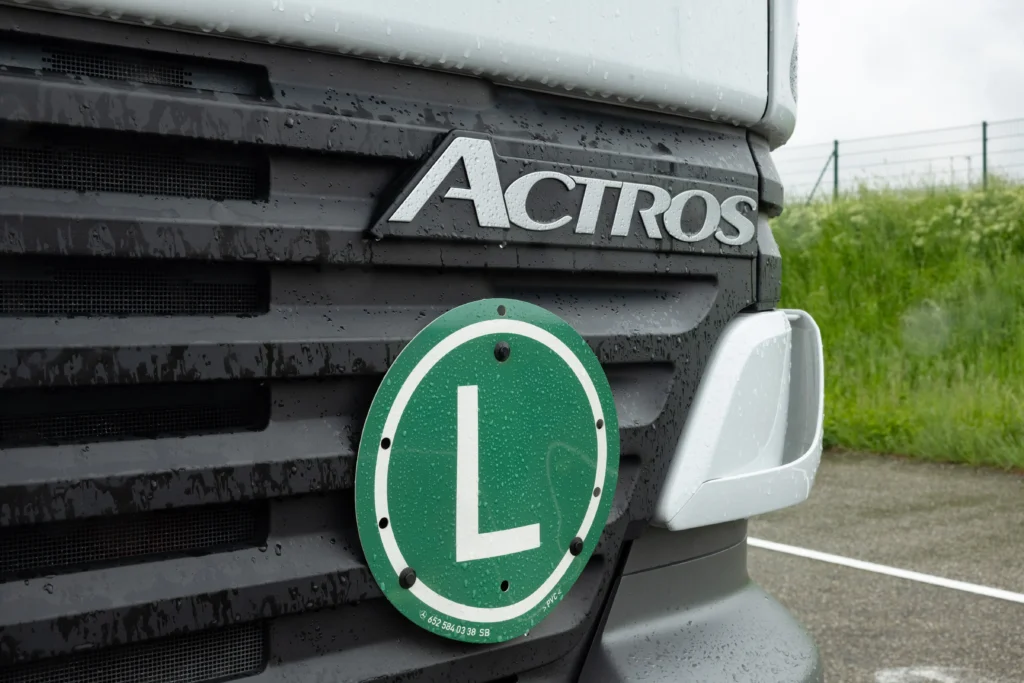 Celebramos 30 años del Actros de Mercedes-Benz Trucks, un ícono de innovación y seguridad. Descubra su evolución y el impacto en la industria. ¡Conózcalo aquí!