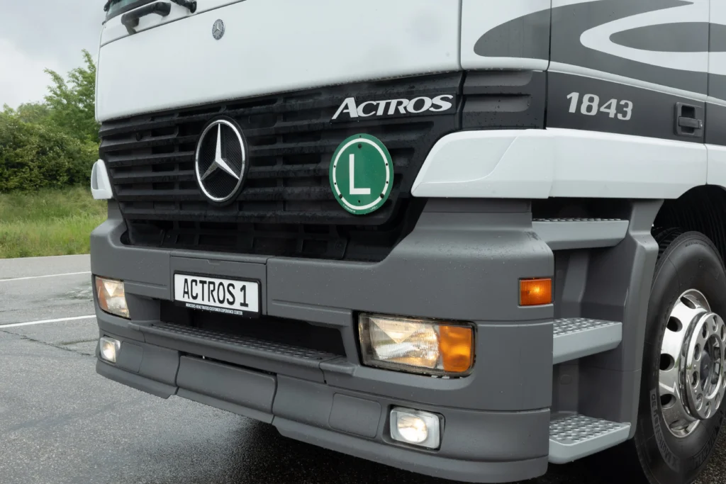 Celebramos 30 años del Actros de Mercedes-Benz Trucks, un ícono de innovación y seguridad. Descubra su evolución y el impacto en la industria. ¡Conózcalo aquí!