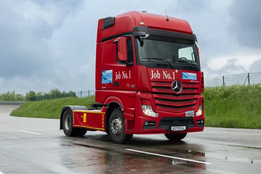 Celebramos 30 años del Actros de Mercedes-Benz Trucks, un ícono de innovación y seguridad. Descubra su evolución y el impacto en la industria. ¡Conózcalo aquí!